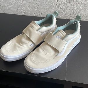 Vans Kyle Pro 2 size 12 sneakers. Tans and teal.